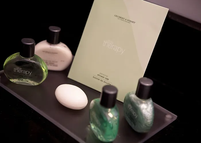 Leonardo - Formerly Jurys Готель